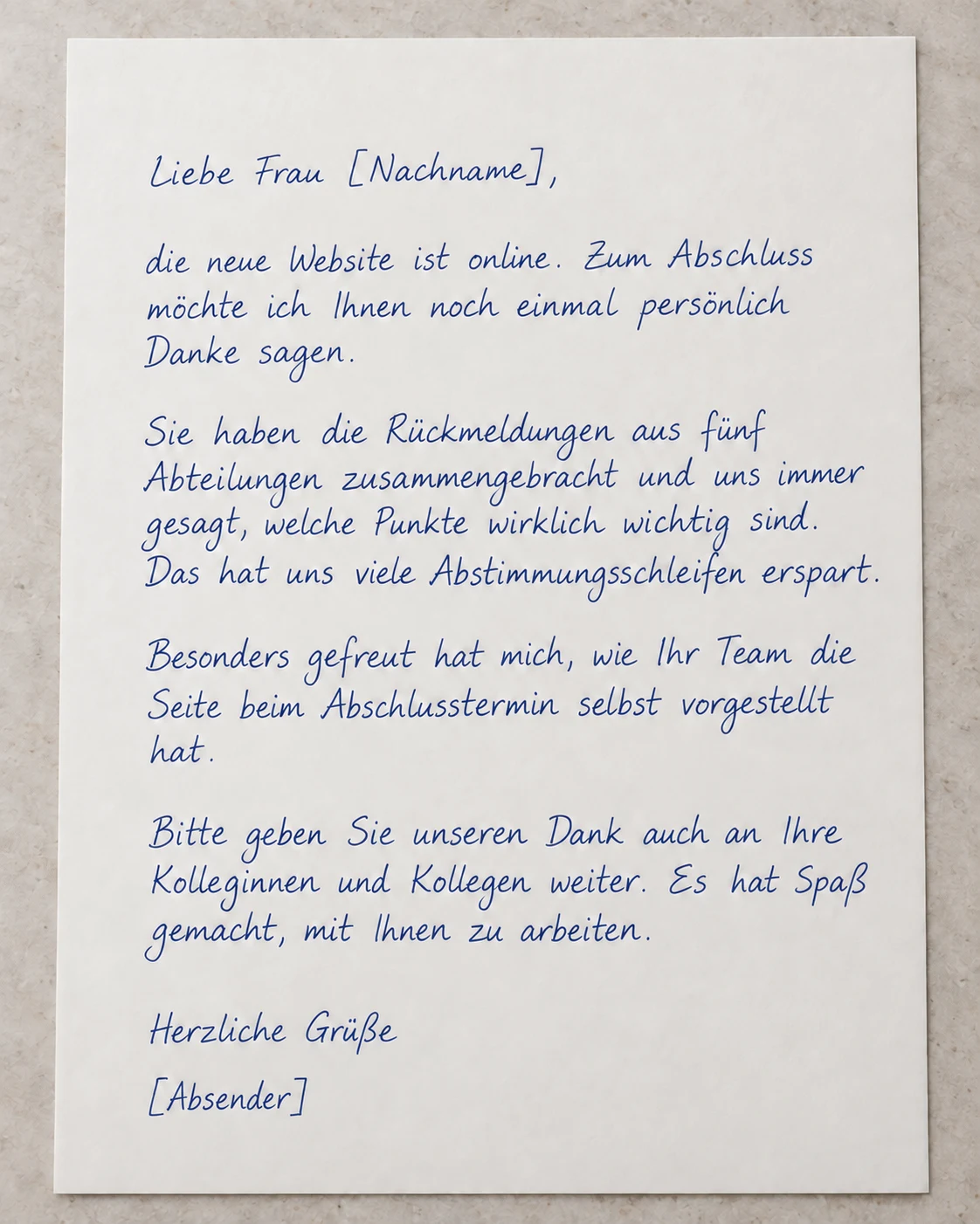 Die neue Website ist online: Musterbrief in blauer Handschrift auf Papier.