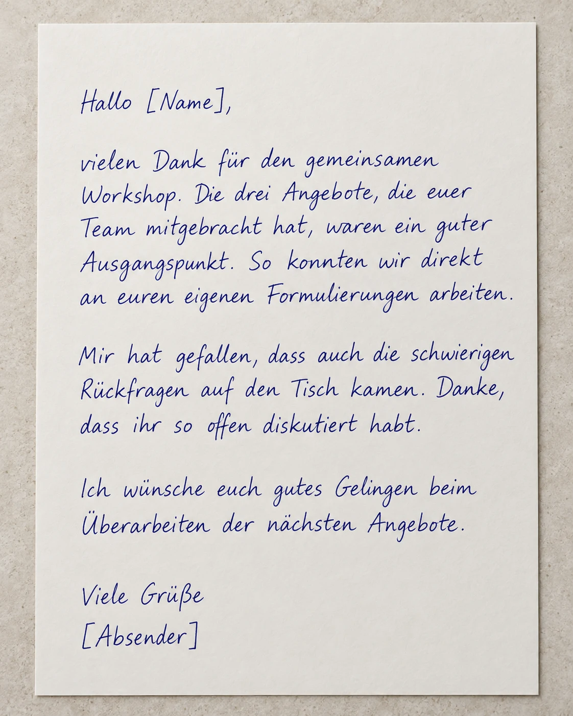 Danke an das Team vor Ort: Musterbrief in blauer Handschrift auf Papier.